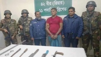 যৌথবাহিনীর হাতে আগ্নেয়াস্ত্র সহ ডাকাত সর্দার আটক