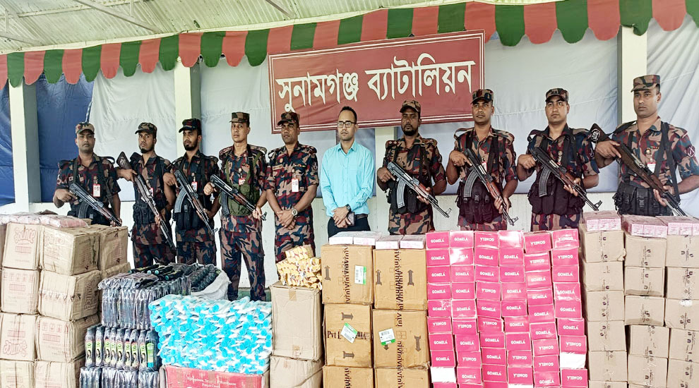 সুরমা নদীতে অভিযান চালিয়ে ৪০ লাখ টাকার ভারতীয় প্রসাধনী ও বিস্কুট আটক