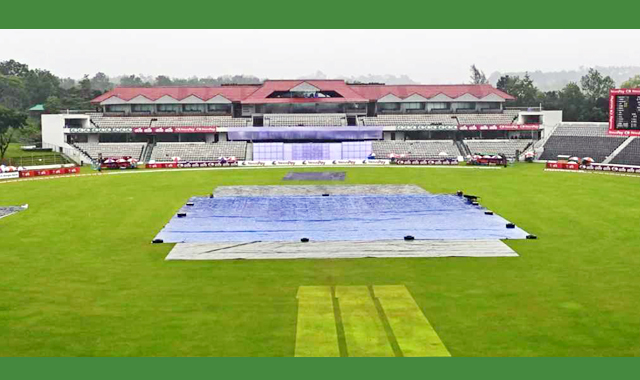 তৃতীয় দিনের প্রথম সেশন বৃষ্টিতে ভেসে গিয়েছে