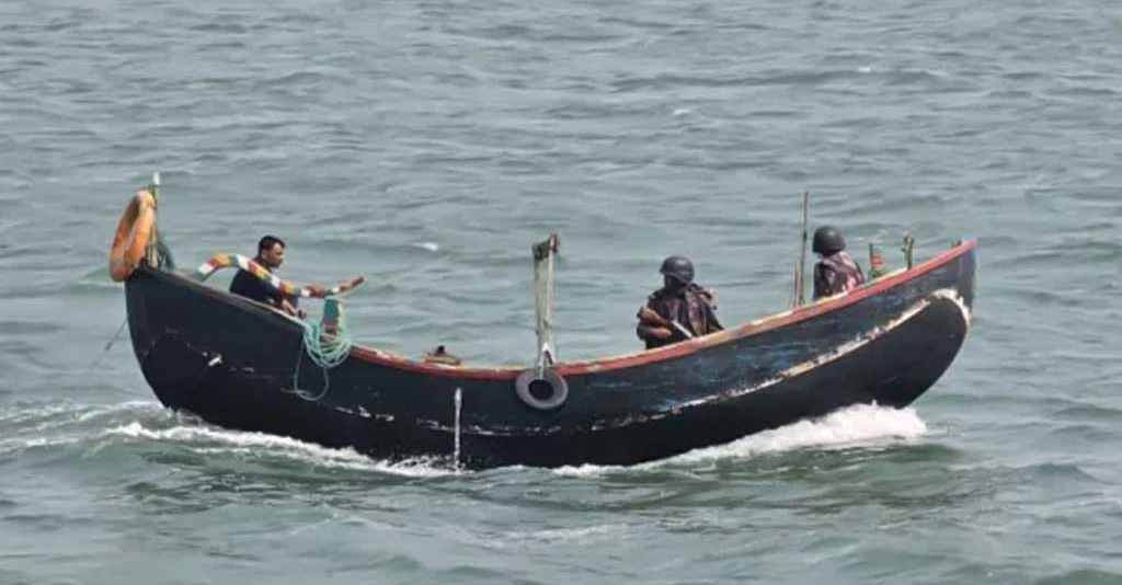 টেকনাফে নাফ নদে গুলি করে তিন বাংলাদেশি জেলেকে ধরে নিয়ে গেছে আরাকান আর্মি