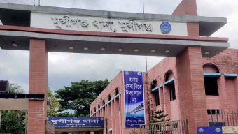 পারিবারিক কলহের জের ধরে স্ত্রীকে কুপিয়ে হত্যার পর পুলিশের কাছে আত্মসমর্পণ করেছেন স্বামী