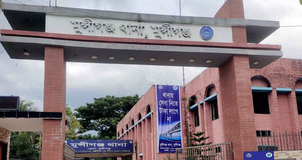 পারিবারিক কলহের জের ধরে স্ত্রীকে কুপিয়ে হত্যার পর পুলিশের কাছে আত্মসমর্পণ করেছেন স্বামী