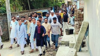 ৩৮নং ওয়ার্ডের চরুগাঁও ও সাহেবেরগাঁও গ্রামের রাস্তা পরিদর্শনকালে খন্দকার মুক্তাদির