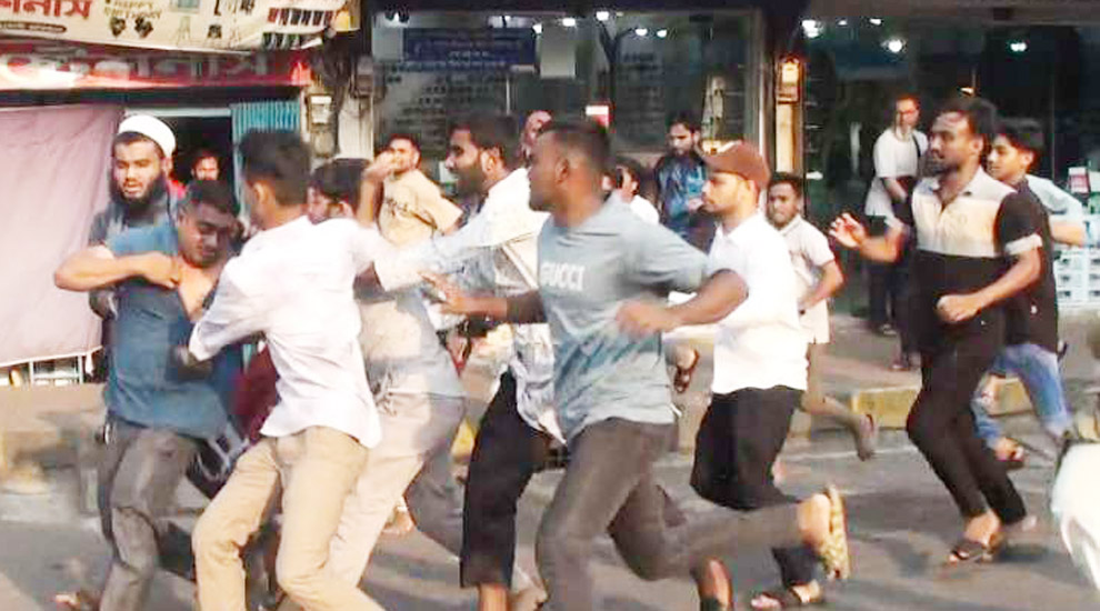 একজনকে মারধরের পর পুলিশে দিয়েছে ছাত্র-জনতা