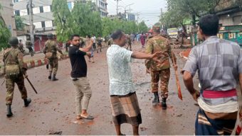 ব্যাটারি চালিত অটোরিকশার যাত্রী উঠানো নিয়ে মাইকে ঘোষণা দিয়ে দুই গ্রামবাসির মধ্যে ঘন্টাব্যাপী সংঘর্ষ