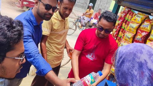 বোতল পানি ও স্যালাইন হয়ে উঠছে পথচারী ও পরীক্ষার্থীদের জন্য পরম স্বস্তির উৎস