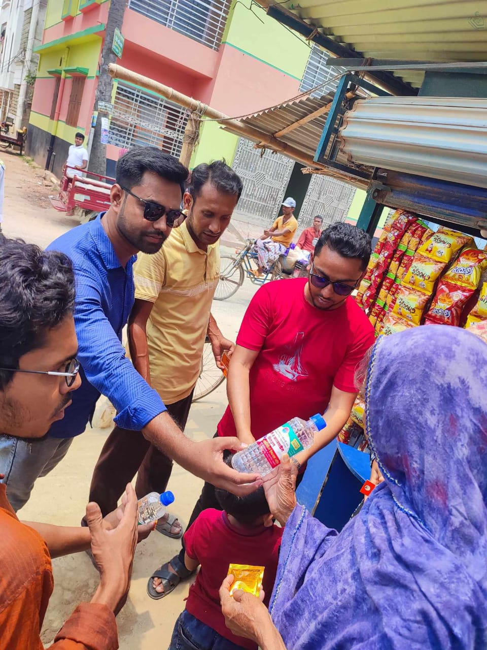 বোতল পানি ও স্যালাইন হয়ে উঠছে পথচারী ও পরীক্ষার্থীদের জন্য পরম স্বস্তির উৎস