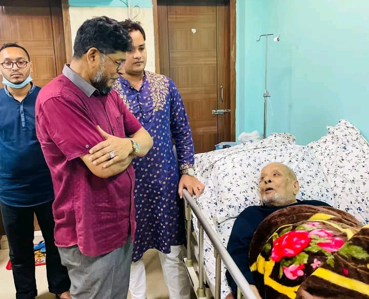অসুস্থ্য রাগীব আলীর শয্যাপাশে বদরুজ্জামান সেলিম