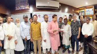 তারেক রহমানের পক্ষথেকে রিকশা চালকের হাতে বিমানের টিকেট তুলে দিলেন কয়েস লোদী