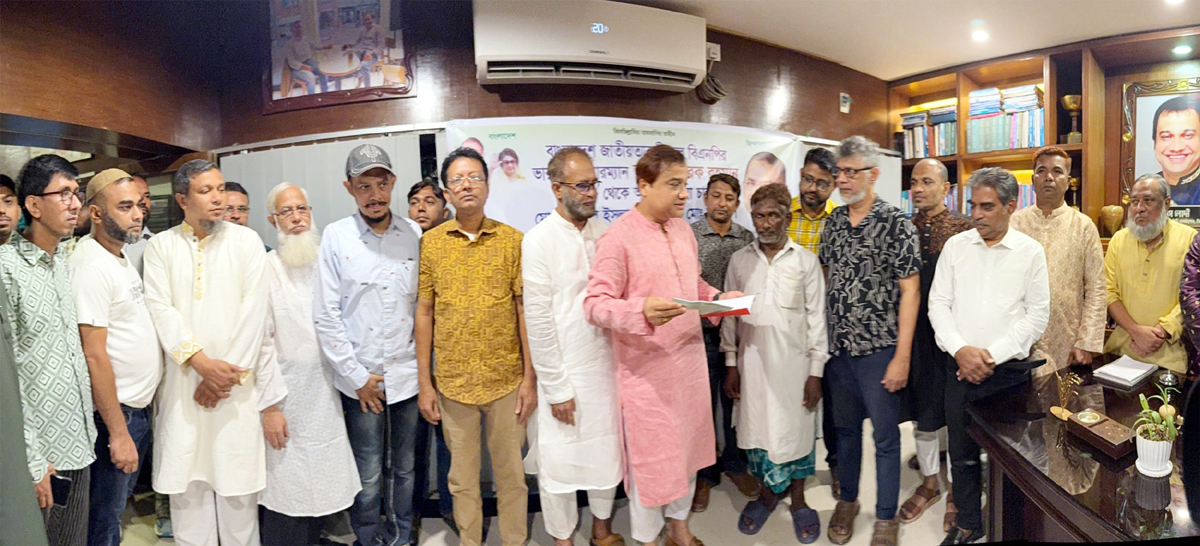 তারেক রহমানের পক্ষথেকে রিকশা চালকের হাতে বিমানের টিকেট তুলে দিলেন কয়েস লোদী