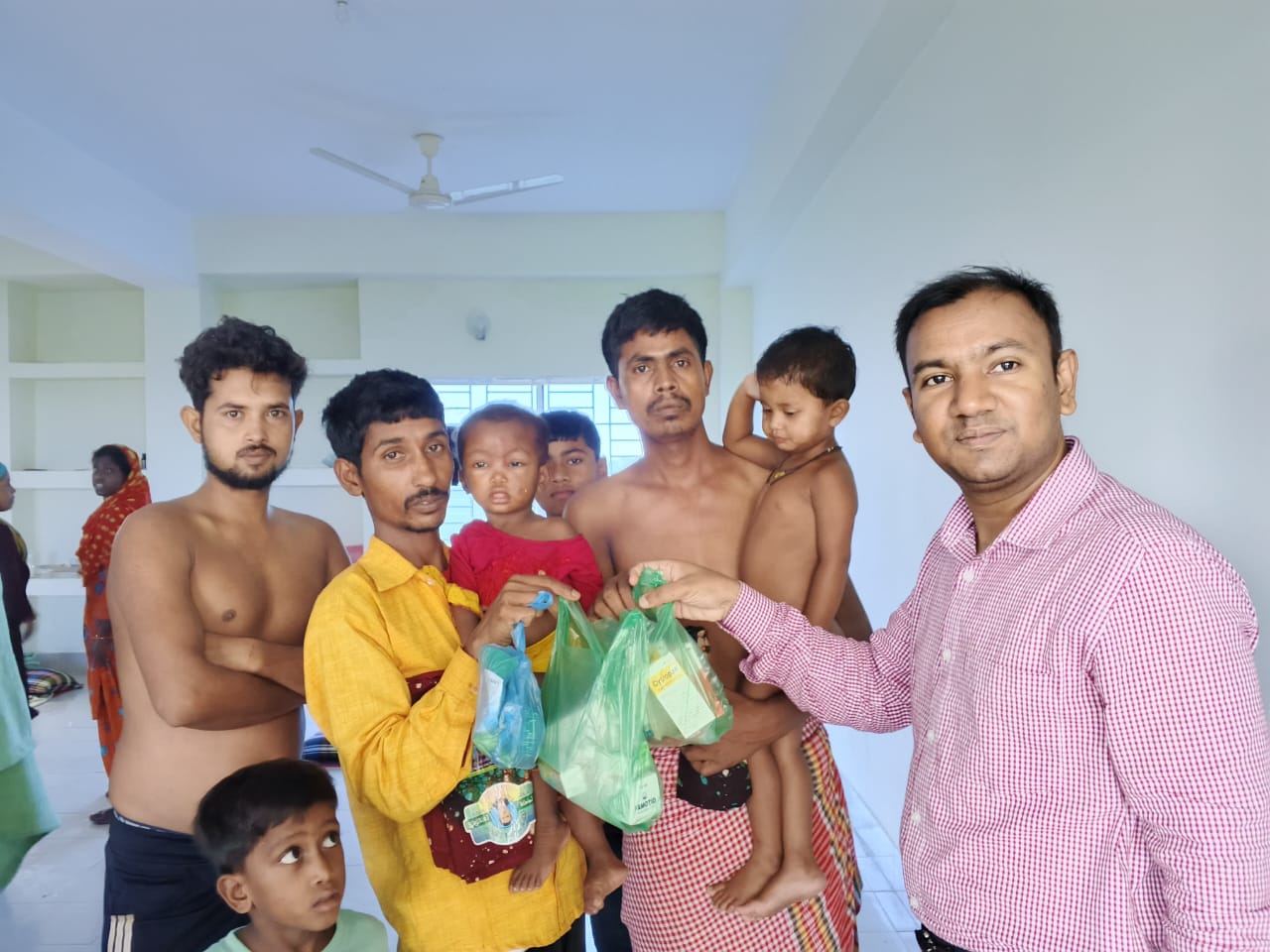 ছাতকে ভারতীয় (বিএসএফ) পুশ ইন করা ১৬ জনের মৌলিক চাহিদা পূরণে সক্রিয় ভূমিকা পালন করছেন উপজেলা নির্বাহী কর্মকর্তা