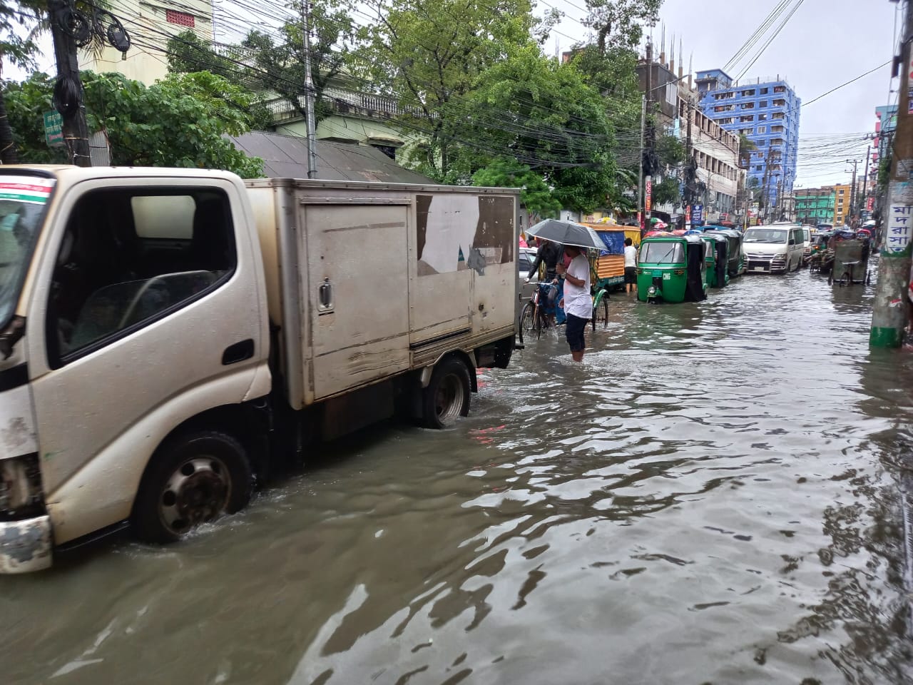 সিলেট মহানগরী অধিকাংশ রাস্তাঘাটসহ বাসায় পনি