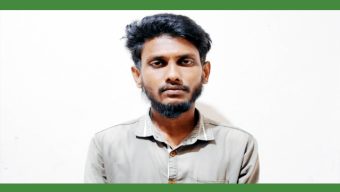 এক ছাত্রলীগ নেতাকে গণপিটুনি দিয়ে পুলিশের সোপর্দ করেছে স্থানীয় জনতা