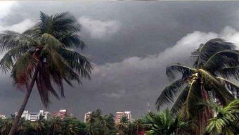 ১৮ অঞ্চলে ঝড় হতে পারে বলে জানিয়েছে আবহাওয়া অধিদপ্তর