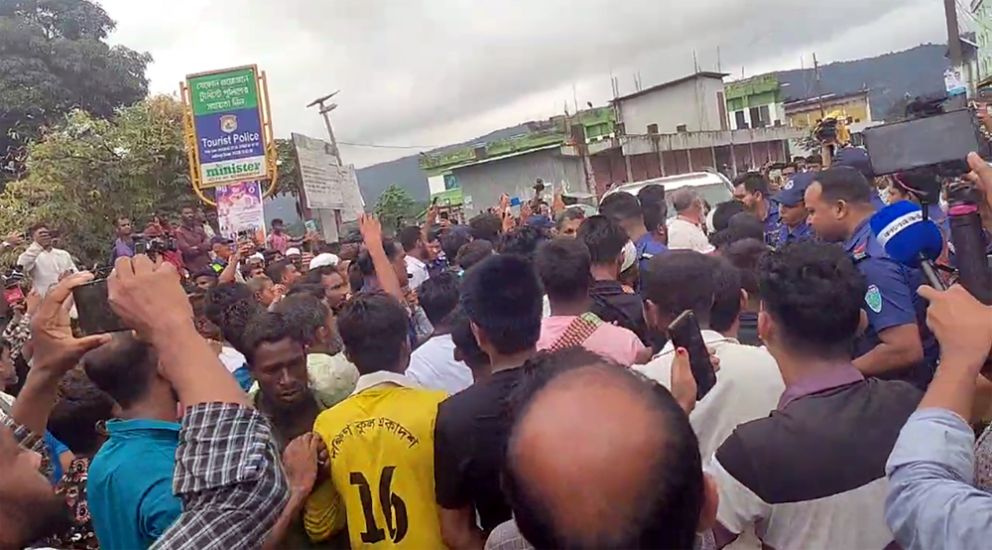 জাফলং ইসিএ এলাকা পরিদর্শন শেষে স্থানীয় জনতার বিক্ষোভের মুখে দুই উপদেষ্টা