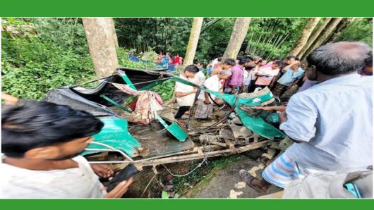 বিয়ের মাইক্রোবাস ও টমটমের মুখোমুখি সংঘর্ষে ১ জন নিহত ও শিশুসহ আহত হয়েছেন ১২জন
