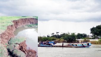 ভাঙ্গন কবলে ফসলী জমি মসজিদ-কবরাস্থান,বসত বাড়ী-সারি নদীতে চলছে অবৈধ বালু উত্তোলন