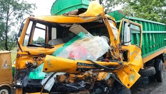 দুইটি ট্রাকের মুখোমুখি সংঘর্ষে ট্রাকের হেলপার গুরুতর আহত