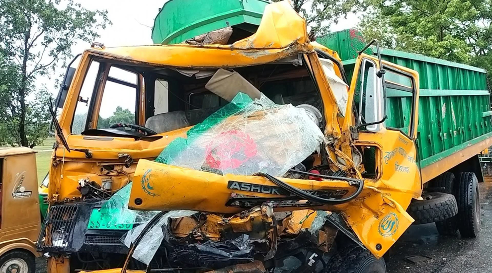 দুইটি ট্রাকের মুখোমুখি সংঘর্ষে ট্রাকের হেলপার গুরুতর আহত