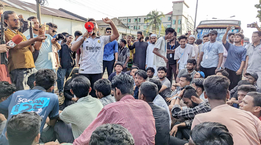শিক্ষা সচিবের পদত্যাগ দাবিতে ঢাকায় আন্দোলনরত শিক্ষার্থীদের সমর্থন জানিয়ে সিলেটের রাজপথে মিছিল