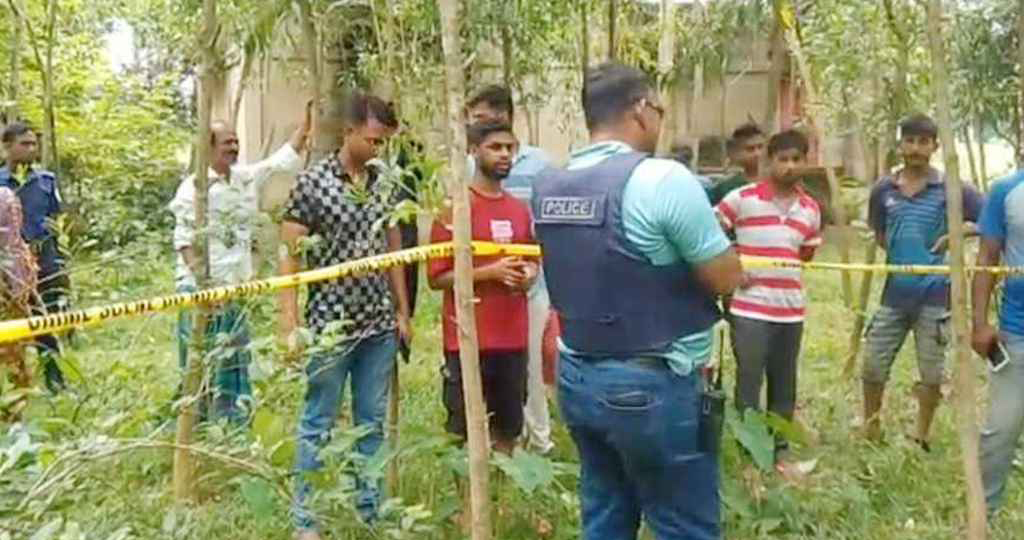 বাড়ির পরিত্যক্ত জমি থেকে পুরনো আমলের একটি গ্রেনেড পাওয়া গেছে
