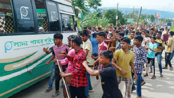 সিলেটে এবার পর্যটকবাহী গাড়িতে পাথর শ্রমিকদের হামলা-ভাঙচুর, আটক ২