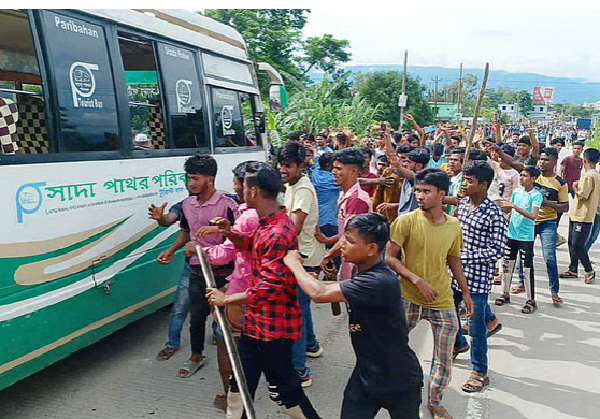 সিলেটে এবার পর্যটকবাহী গাড়িতে পাথর শ্রমিকদের হামলা-ভাঙচুর, আটক ২