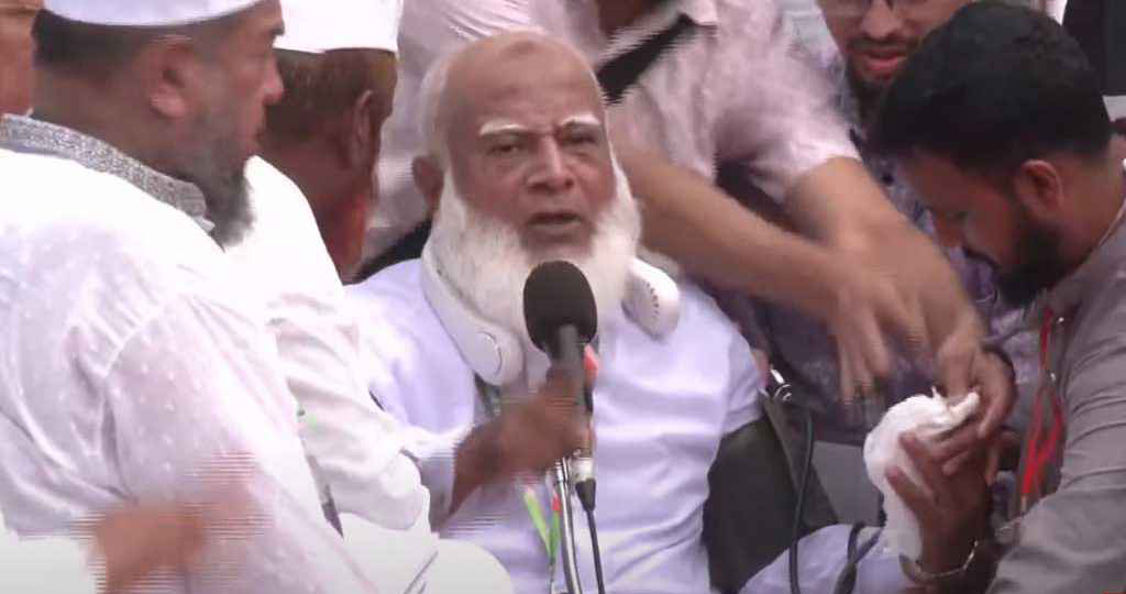 সমাবেশে বক্তব্য প্রদানকালে মঞ্চে পড়ে যান জামায়াত আমির