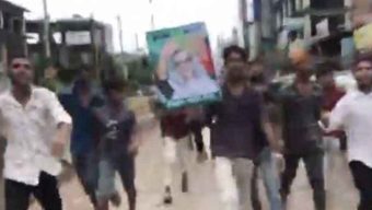 ছাত্রলীগের নেতাকর্মীরা ঝটিকা মিছিল  পুলিশ ৪ জনকে তাৎক্ষণিকভাবে আটক করে
