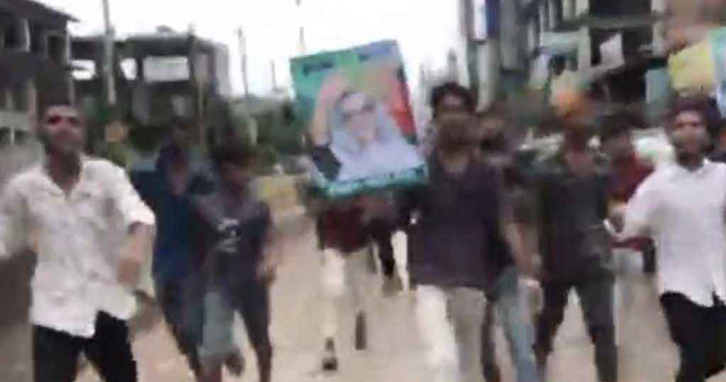 ছাত্রলীগের নেতাকর্মীরা ঝটিকা মিছিল  পুলিশ ৪ জনকে তাৎক্ষণিকভাবে আটক করে