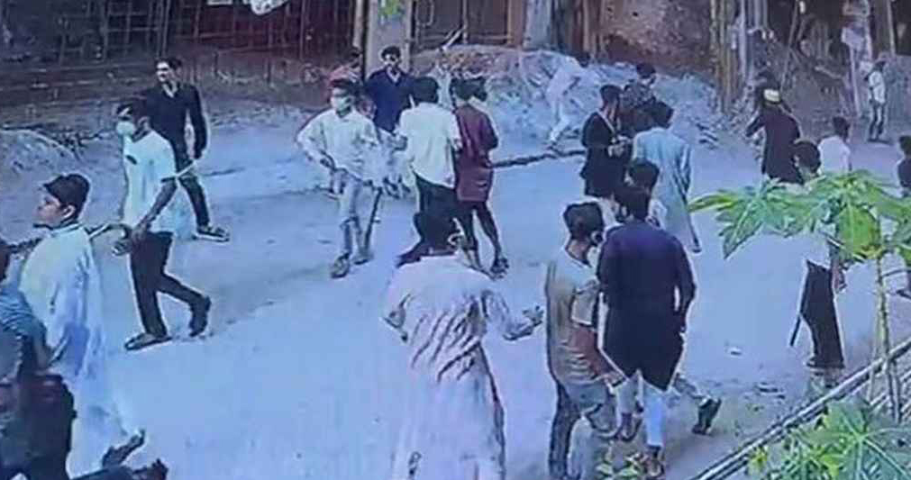 চাঁদা আদায়কে কেন্দ্র করে একটি ব্যবসাপ্রতিষ্ঠানে সন্ত্রাসী হামলা ও গোলাগুলির ঘটনা ঘটেছে