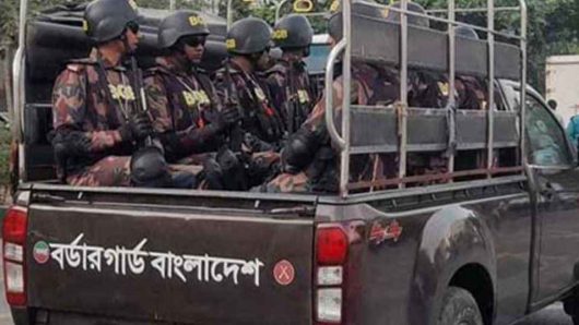 সমাবেশ শেষ হওয়ার সঙ্গে সঙ্গে দলটির গাড়ি বহর ও নেতাকর্মীদের ঘিরে হামলা