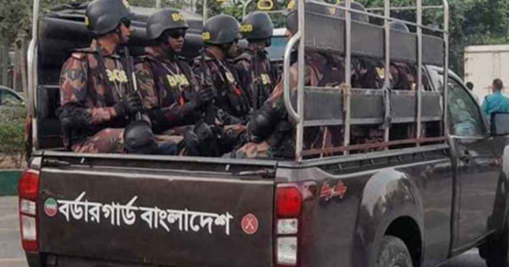 সমাবেশ শেষ হওয়ার সঙ্গে সঙ্গে দলটির গাড়ি বহর ও নেতাকর্মীদের ঘিরে হামলা