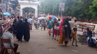হকারদের দখলে কিনব্রিজ, বসছে হাট, পথচারীদের দুর্ভোগ