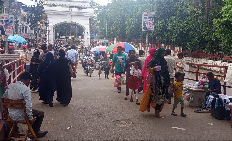 হকারদের দখলে কিনব্রিজ, বসছে হাট, পথচারীদের দুর্ভোগ
