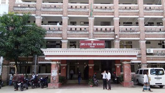 সিলেটে আদালত চত্বরে ক্ষুব্ধ নারীর কাণ্ড: আহত-২: চাকু, একটি হাতুড়ি, সেলাই রেঞ্জ জব্দ