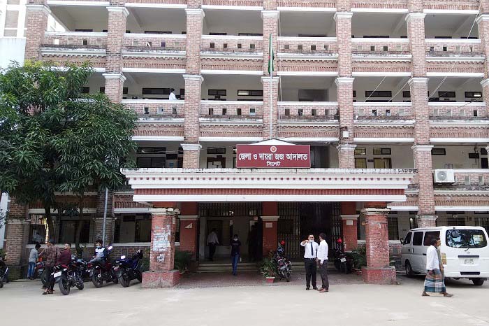 সিলেটে আদালত চত্বরে ক্ষুব্ধ নারীর কাণ্ড: আহত-২: চাকু, একটি হাতুড়ি, সেলাই রেঞ্জ জব্দ