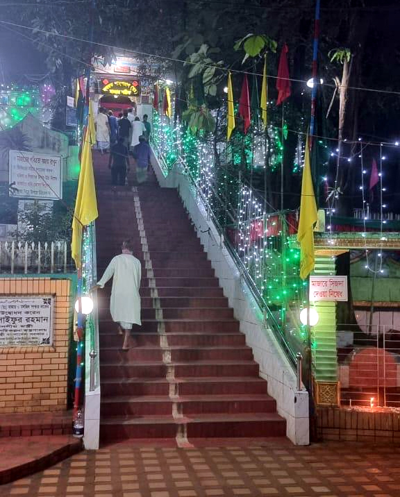 আখেরি মোনাজাত-শিরণী বিতরণের মধ্য দিয়ে শাহপরাণ (রহ.) মাজার শরীফের উরুস মাহফিল সম্পন্ন