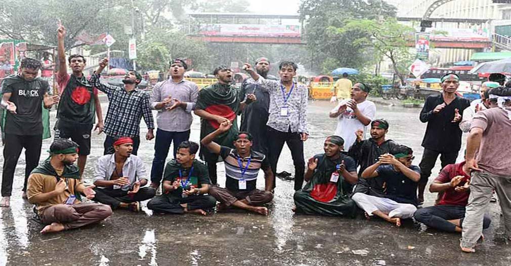 শাহবাগ মোড়ে অবস্থান নেওয়া ‘জুলাই যোদ্ধা’দের দুপক্ষের মাঝে হাতাহাতি,নিয়ন্ত্রণে পুলিশ লাঠিচার্জ