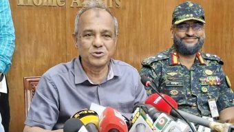 পুলিশের লুট হওয়া অস্ত্রের খোঁজ দিলে সরকারের পক্ষ থেকে পুরস্কার দেওয়া হবে
