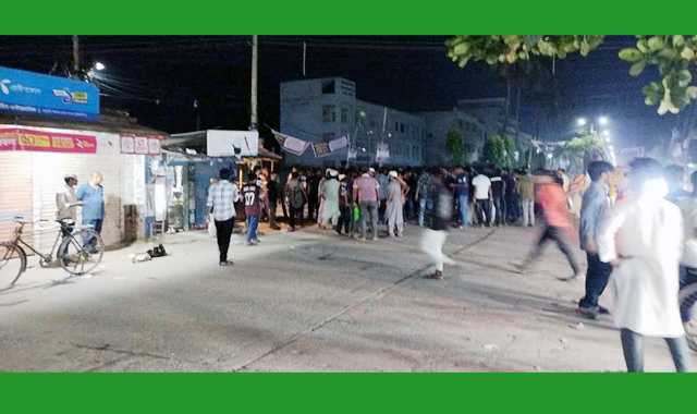 আন্দোলনের মধ্যে ওপর বহিরাগতদের হামলার অভিযোগ