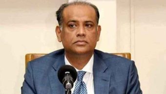 পলাতক সাবেক ভূমিমন্ত্রীর নামে চেক ইস্যু করা টাকা তুলে নেওয়ার অভিযোগে এক ব্যক্তিকে আটক