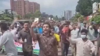 নিষেধাজ্ঞা থাকা সত্ত্বেও পুলিশের গাড়ির সামন দিয়ে মিছিল,থামানোর কোনও উদ্যোগ নেওয়া হয়নি