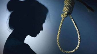 যুক্তরাষ্ট্রপ্রবাসী স্বামীকে ভিডিও কলে রেখেই ফ্যানের সঙ্গে ঝুলে আত্মহত্যা