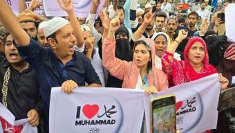 ‘আই লাভ মুহাম্মদ সাইনবোর্ড টাঙানোকে কেন্দ্র করে ব্যাপক রাজনৈতিক ও সাম্প্রদায়িক উত্তেজনা