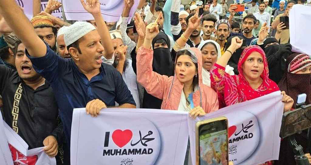 ‘আই লাভ মুহাম্মদ সাইনবোর্ড টাঙানোকে কেন্দ্র করে ব্যাপক রাজনৈতিক ও সাম্প্রদায়িক উত্তেজনা