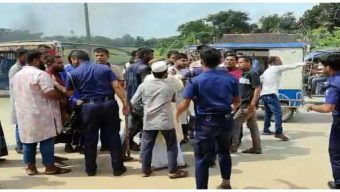 চেকপোস্টে দায়িত্বরত পুলিশ সদস্যদের উপর হামলা আহত ৫ পুলিশ