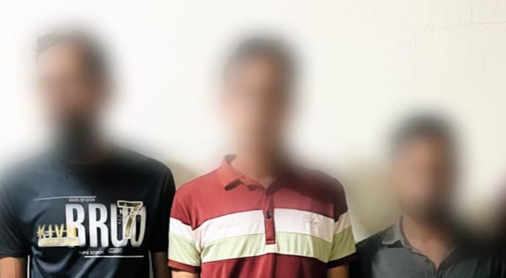বন্দরবাজারের কালীঘাট এলাকা থেকে ৩ জন জুয়াড়ীকে গ্রেফতার করে মহানগর গোয়েন্দা পুলিশ