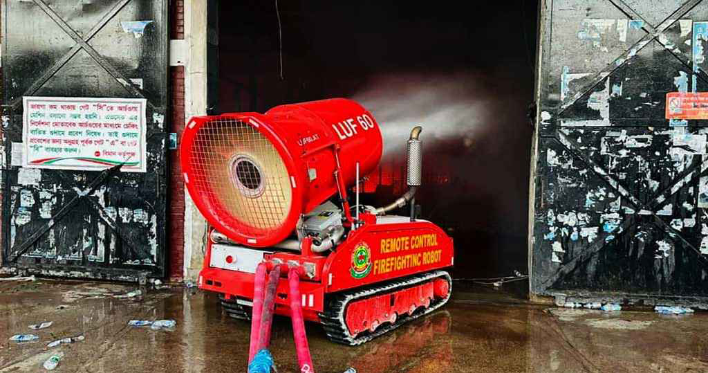কার্গো ভিলেজে ভয়াবহ অগ্নিকাণ্ডে আগুনের তীব্রতা না কমায় এবার রোবট নামিয়েছে ফায়ার সার্ভিস