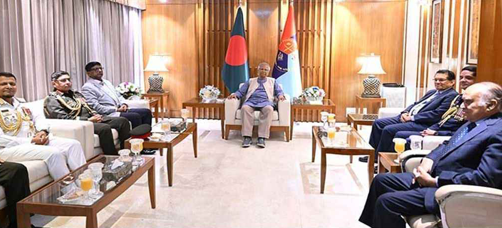 প্রধান উপদেষ্টার সাথে সৌজন্য সাক্ষাৎ করেছেন তিন বাহিনীর প্রধান